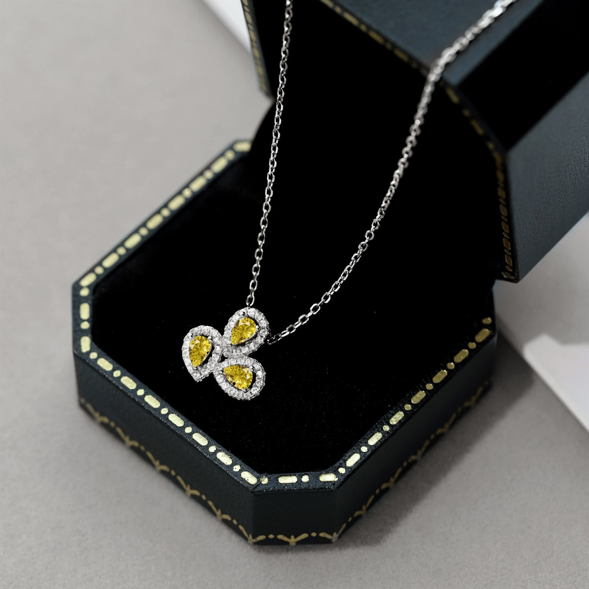 [kincade]Elegant Flower Shape Pear Cut Necklace