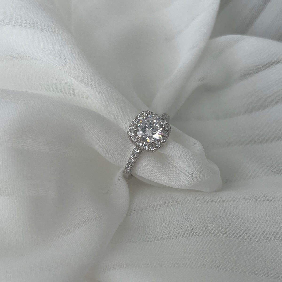 [kincade]Dazzling Resplendent Round Cut Wedding Ring