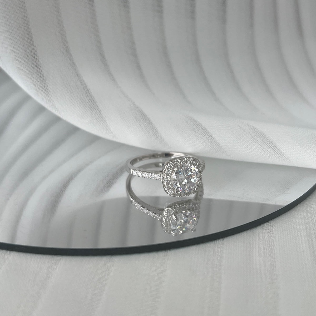 [kincade]Dazzling Resplendent Round Cut Wedding Ring