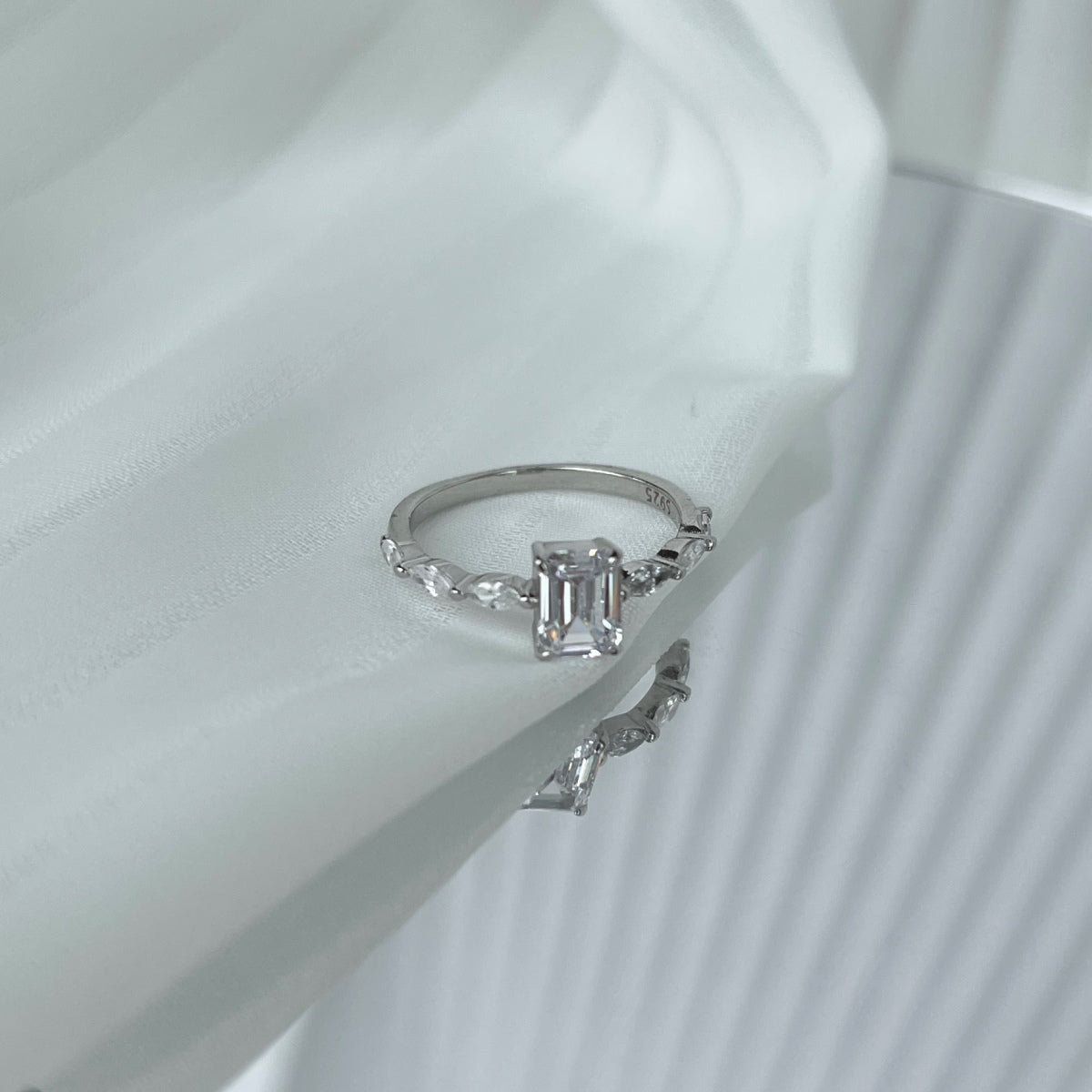 [kincade]1.0 Carat Dainty Resplendent Radiant Cut Daily Ring