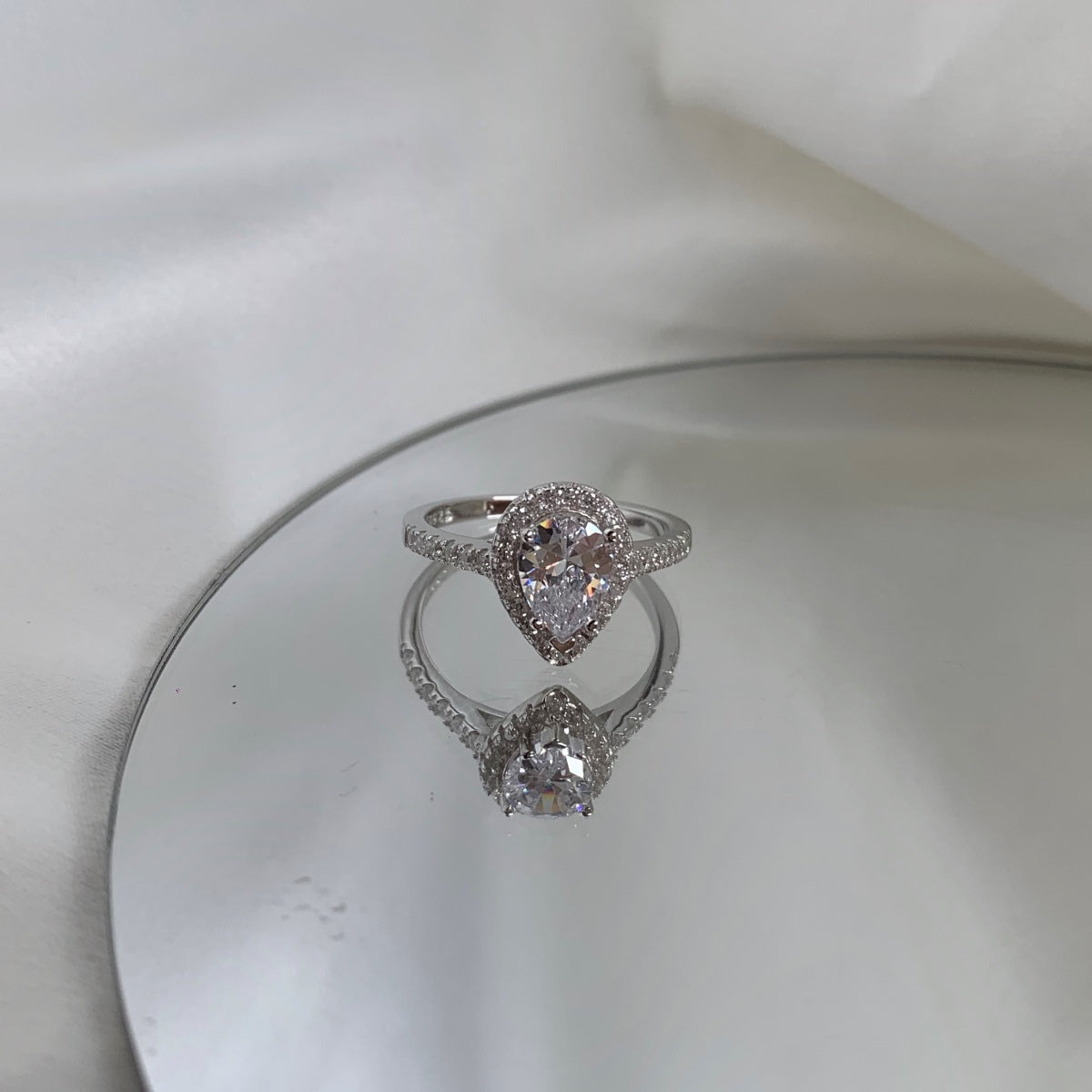 [kincade]1.0 Carat Luxurious Resplendent Water Drop Shape Wedding Ring