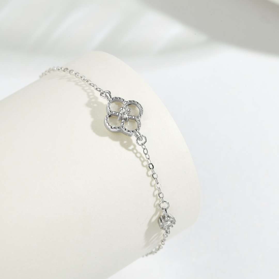 [kincade]Delicate Four Leaf Clover Bracelet