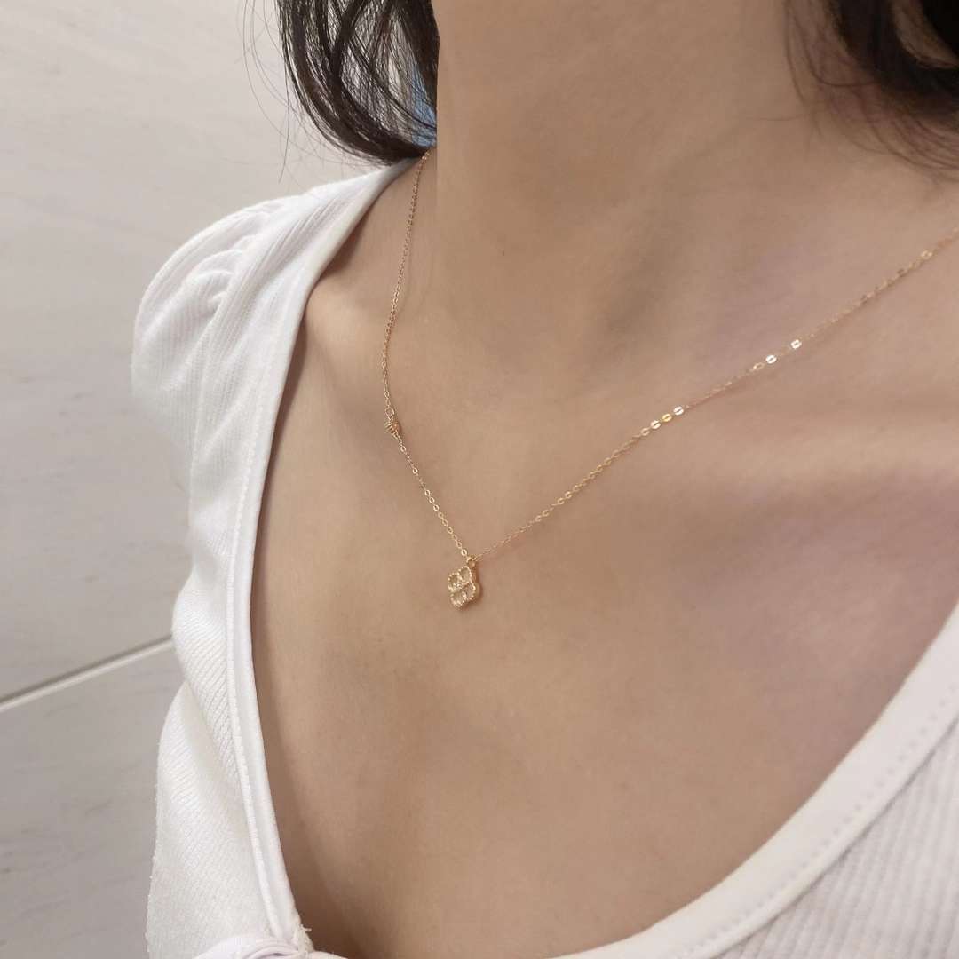 [kincade]Delicate Flower Shape Necklace