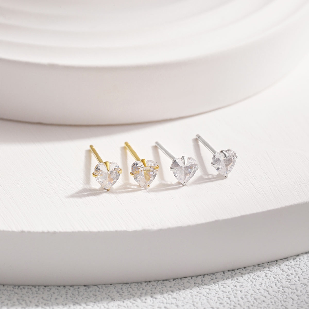 [kincade]Sparkling Heart Shaped Simple Earrings