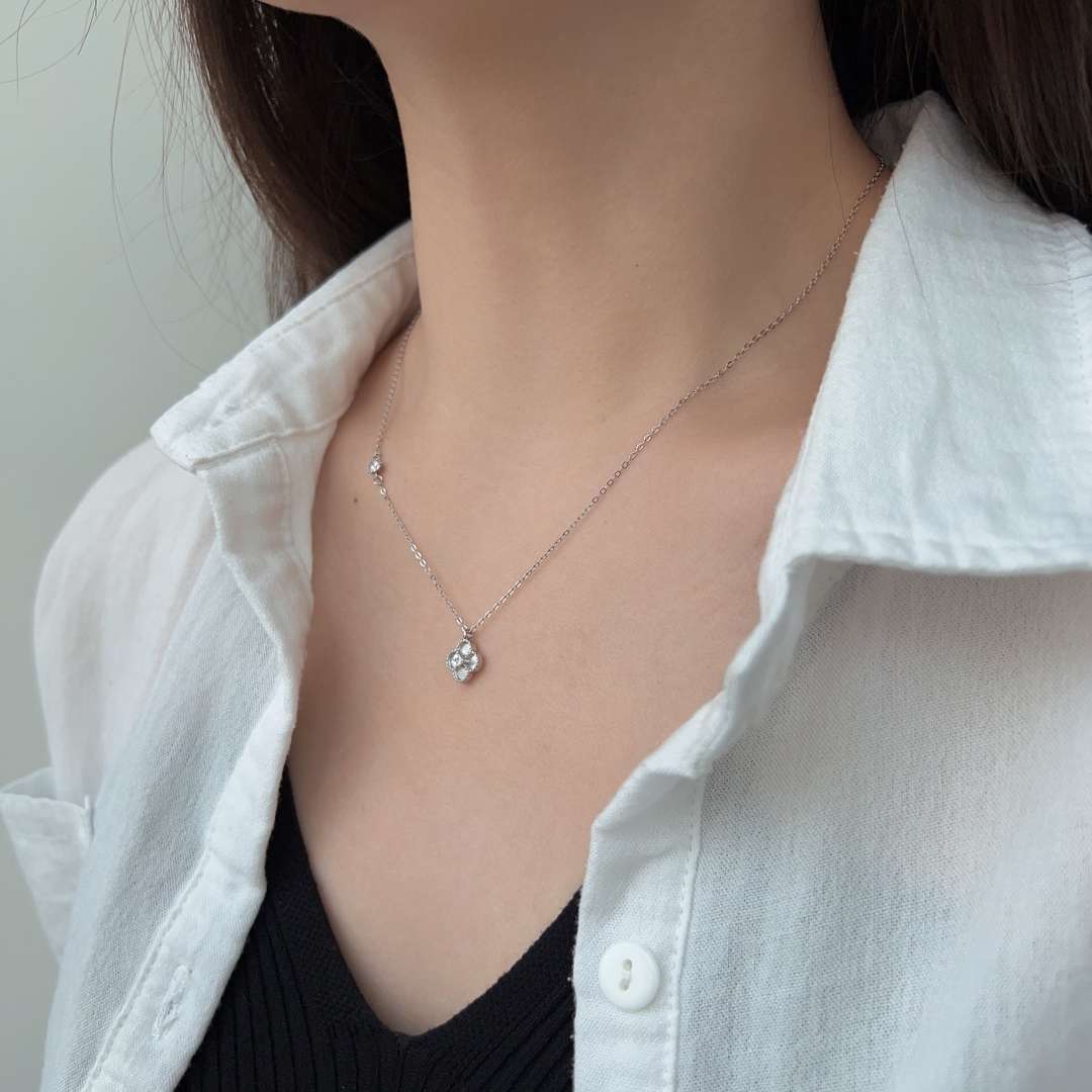 [kincade]Delicate Flower Shape Necklace