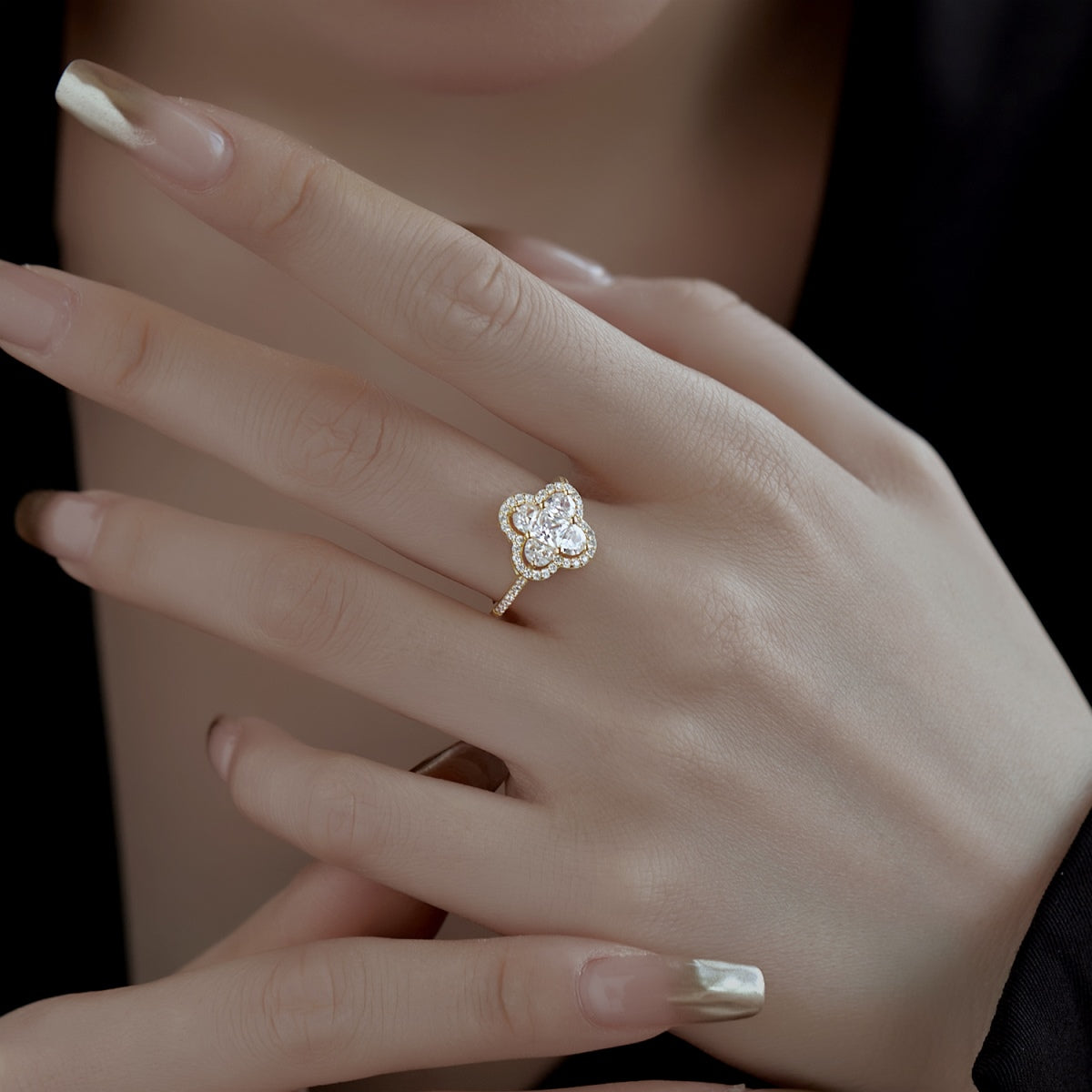 [kincade]Luxurious Eternity Flower Shape Banquet Ring