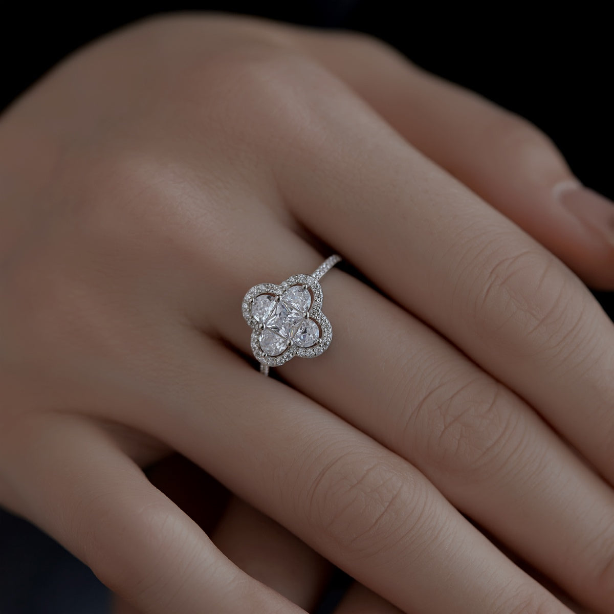 [kincade]Luxurious Eternity Flower Shape Banquet Ring