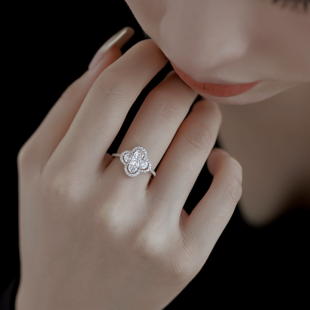 [kincade]Luxurious Eternity Flower Shape Banquet Ring