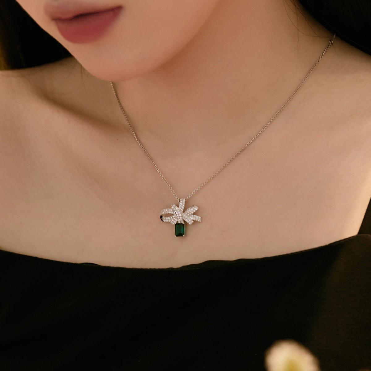 [kincade]Luxurious Flower Shape Emerald Cut Necklace