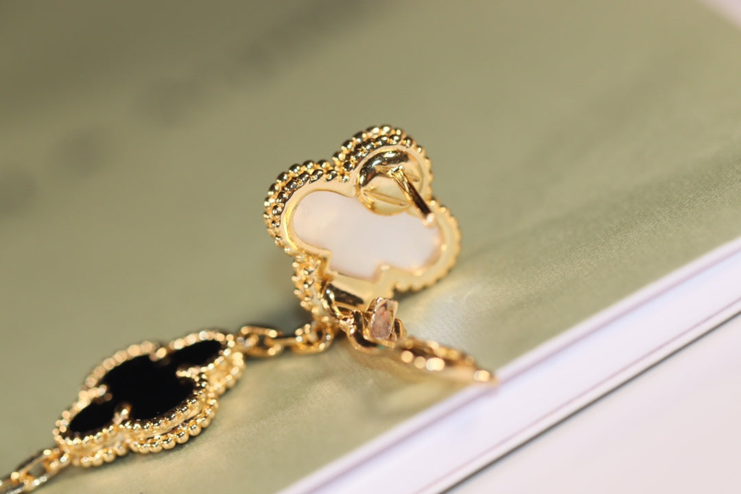 [kincade]CLOVER EARRINGS GOLD ONYX MOP 3 MOTIF