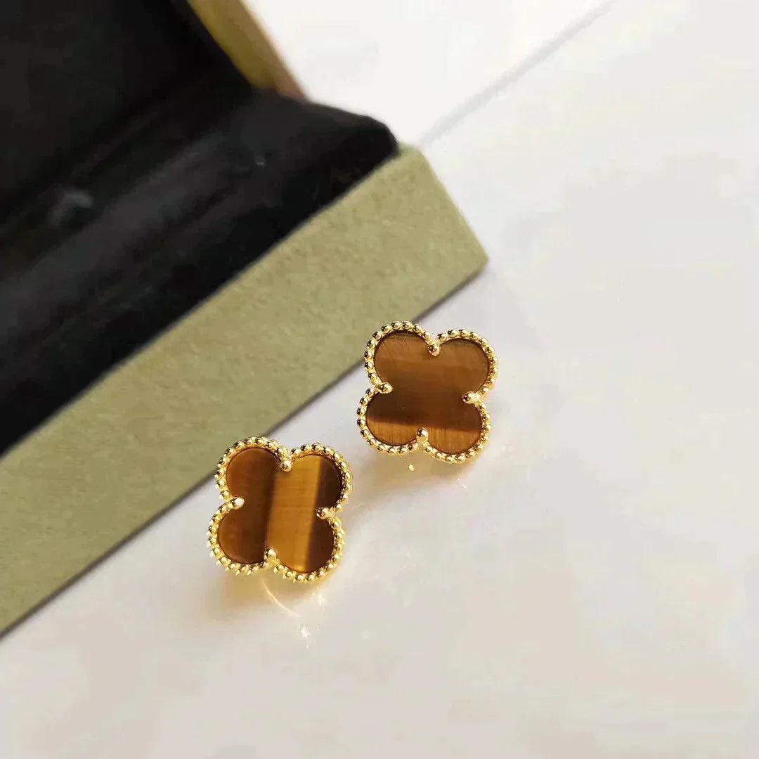 [kincade]CLOVER MEDIUM 1 MOTIFS TIGER EYE EARRINGS