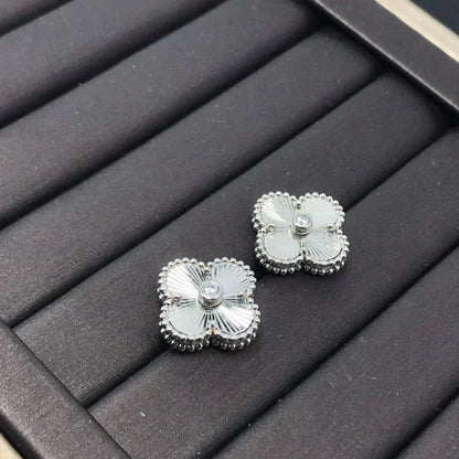 [kincade]CLOVER MINI 9.5MM LASER EARRINGS