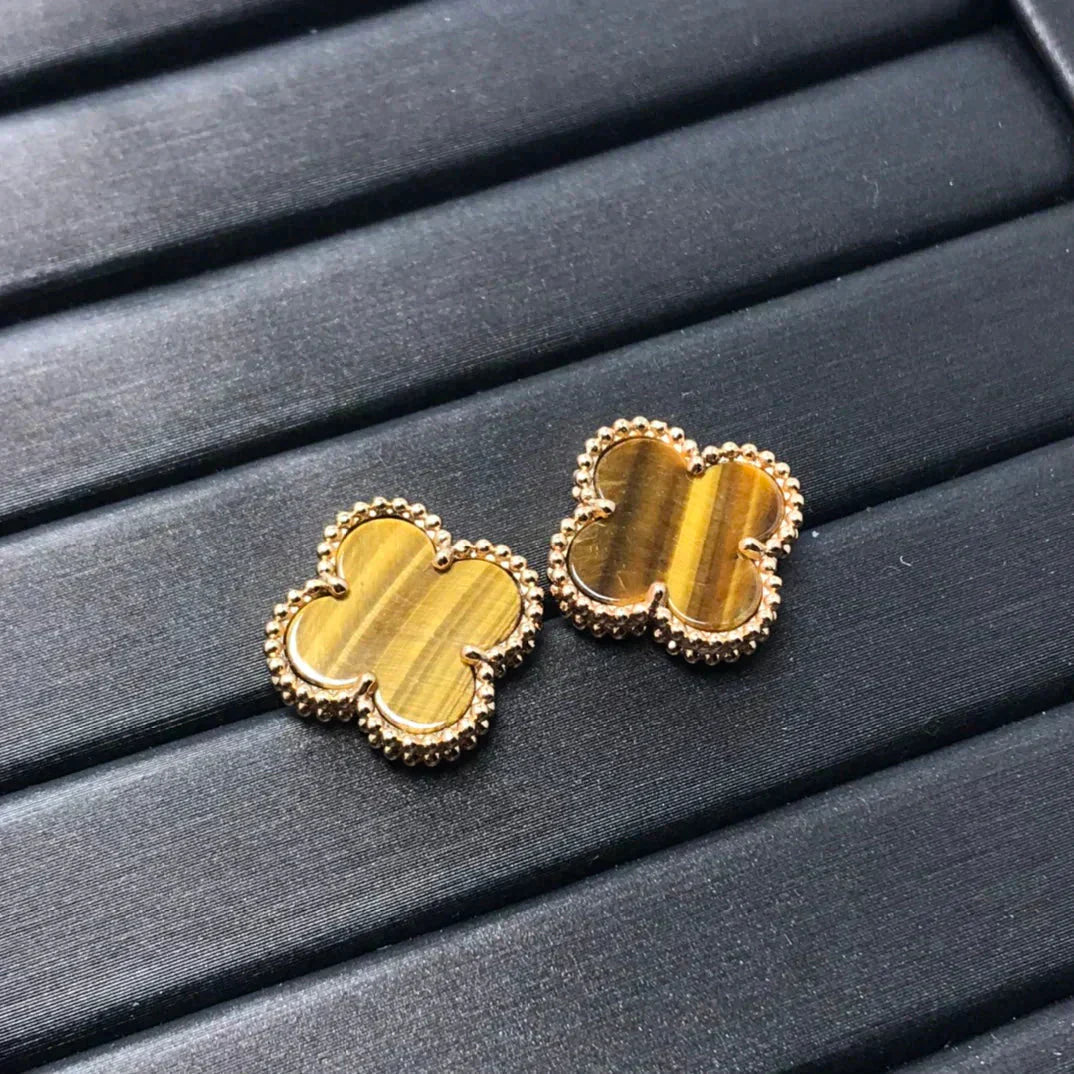 [kincade]CLOVER MEDIUM 1 MOTIFS TIGER EYE EARRINGS