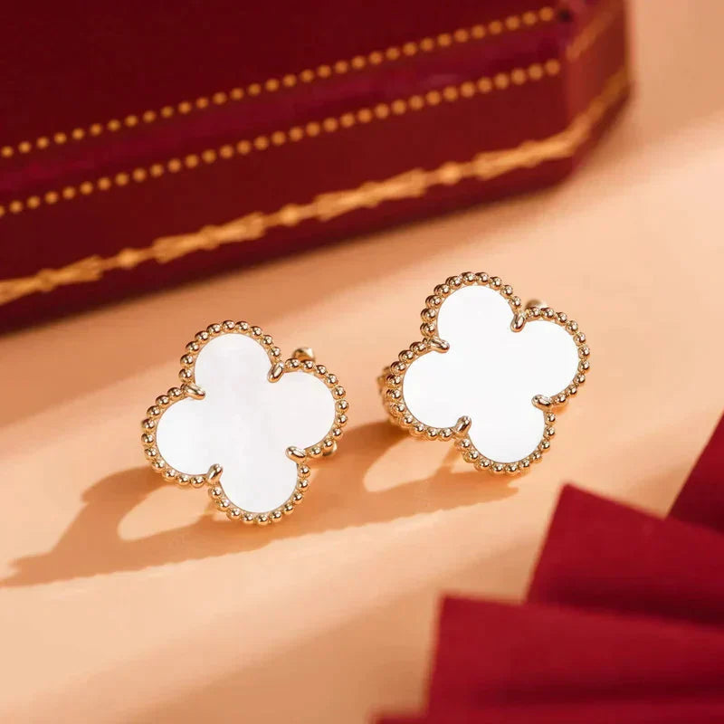 [kincade]CLOVER MEDIUM 1 MOTIFS  WHITE MOP STUD EARRINGS