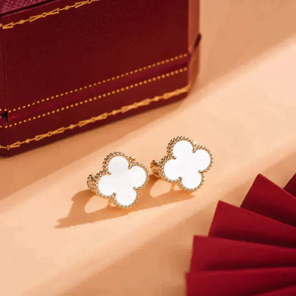 [kincade]CLOVER MEDIUM 1 MOTIFS  WHITE MOP STUD EARRINGS