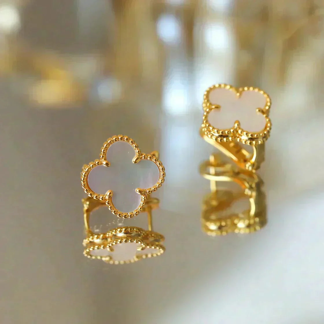 [kincade]CLOVER MEDIUM 1 MOTIFS  WHITE MOP STUD EARRINGS