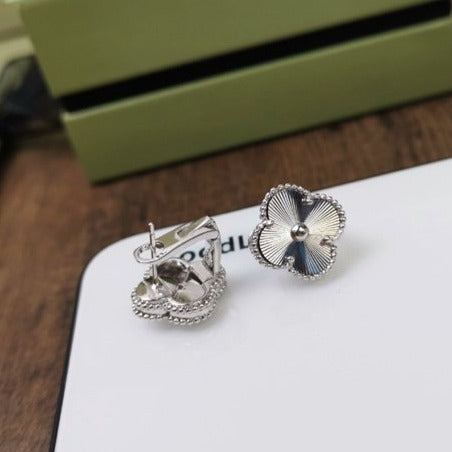 [kincade]CLOVER MEDIUM STUD EARRINGS