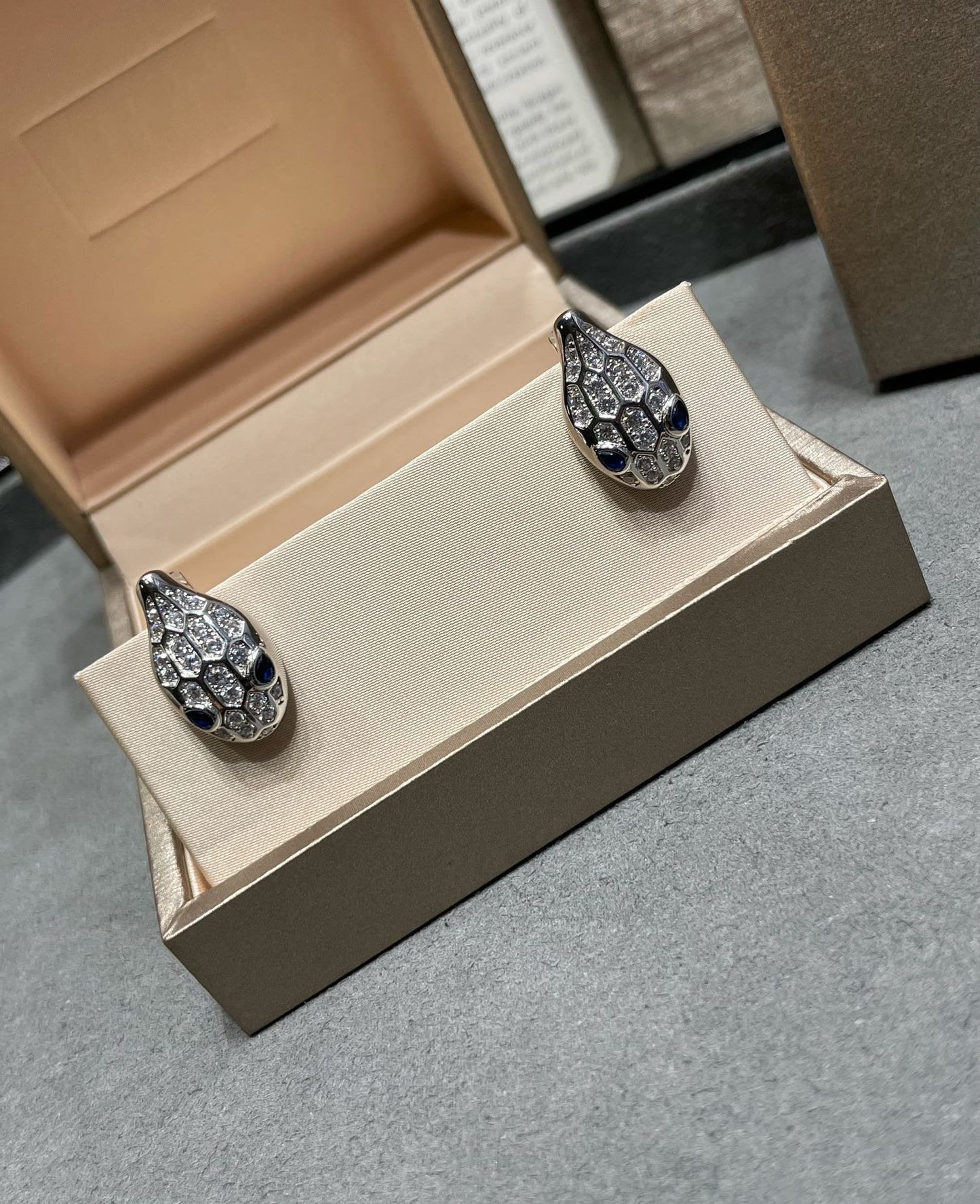 [kincade]SERPENT DIAMOND STUD EARRINGS