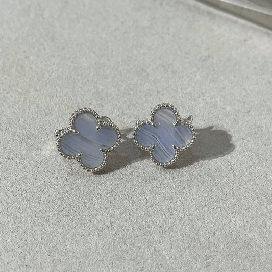 [kincade]CLOVER CHALCEDONY SILVER STUD EARRINGS