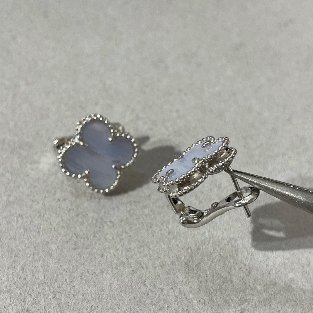 [kincade]CLOVER CHALCEDONY SILVER STUD EARRINGS