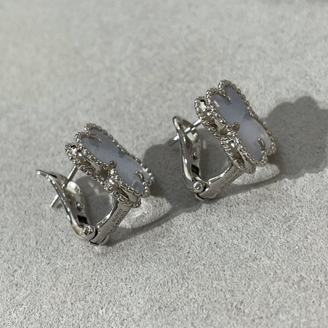 [kincade]CLOVER CHALCEDONY SILVER STUD EARRINGS