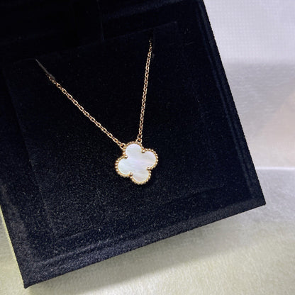 [kincade]CLOVER MEDIUM GOLD WHITE MOP NECKLACE