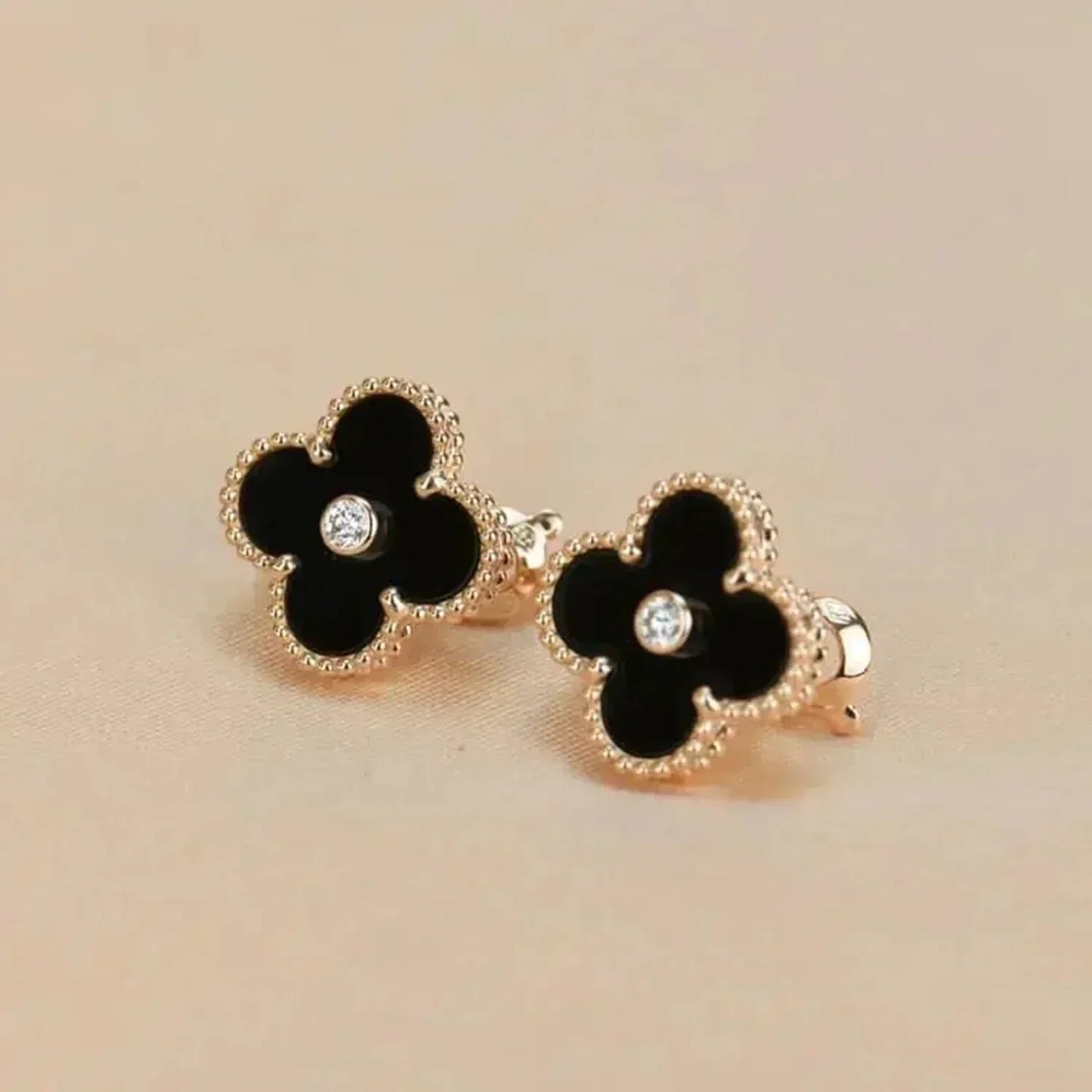 [kincade]CLOVER MEDIUM 1 MOTIFS ONYX DIAMOND OHRRINGE