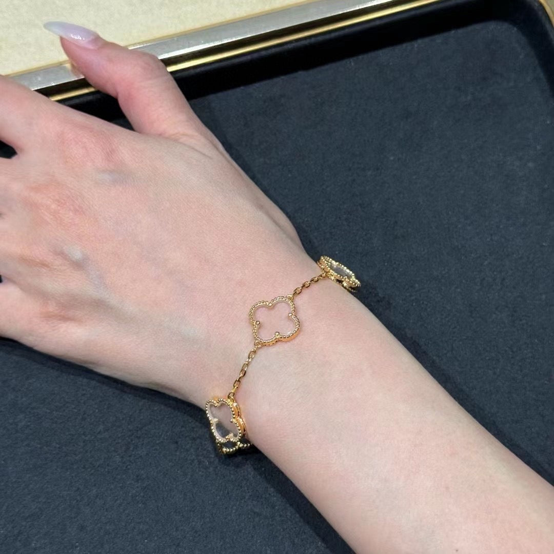 [kincade]Armband aus rosa Gold mit Kleeblatt-Motiv und Bergkristall