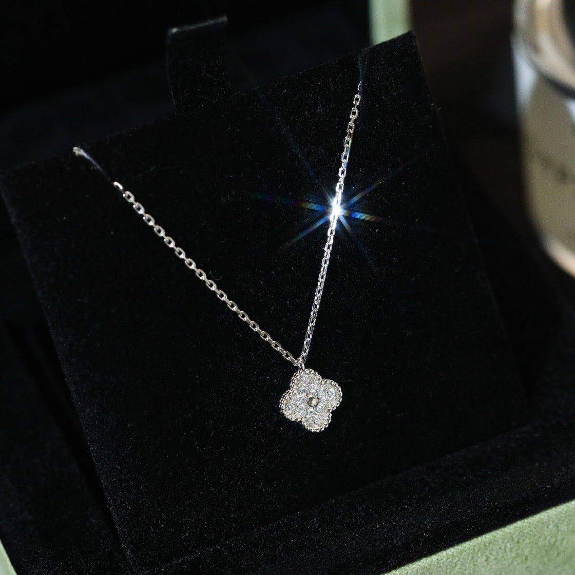 [kincade]CLOVER MINI 9.5MM PENDANT DIAMOND NECKLACE