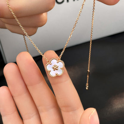 [kincade]WHITE MOP  PLUM BLOSSOM NECKLACE