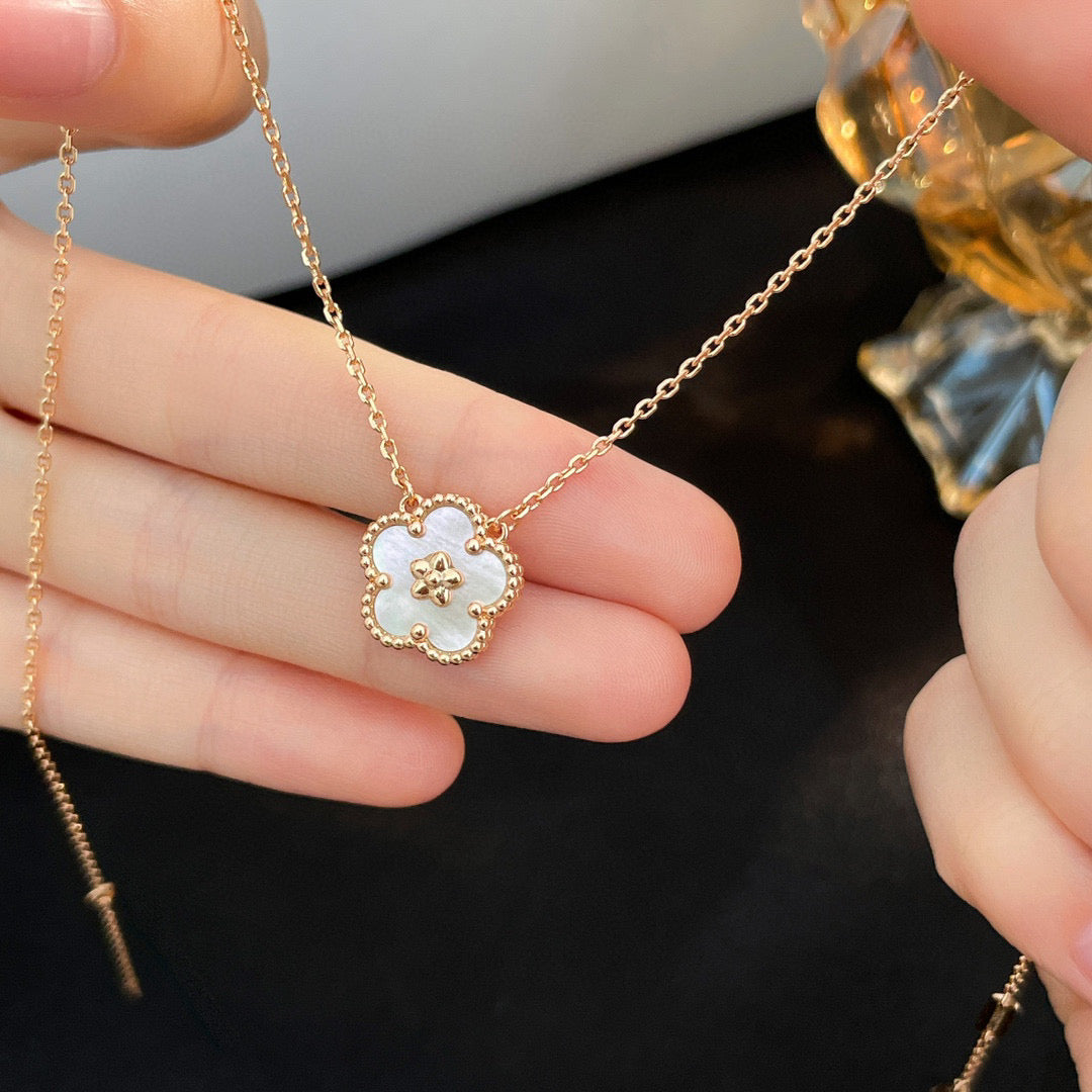 [kincade]WHITE MOP  PLUM BLOSSOM NECKLACE