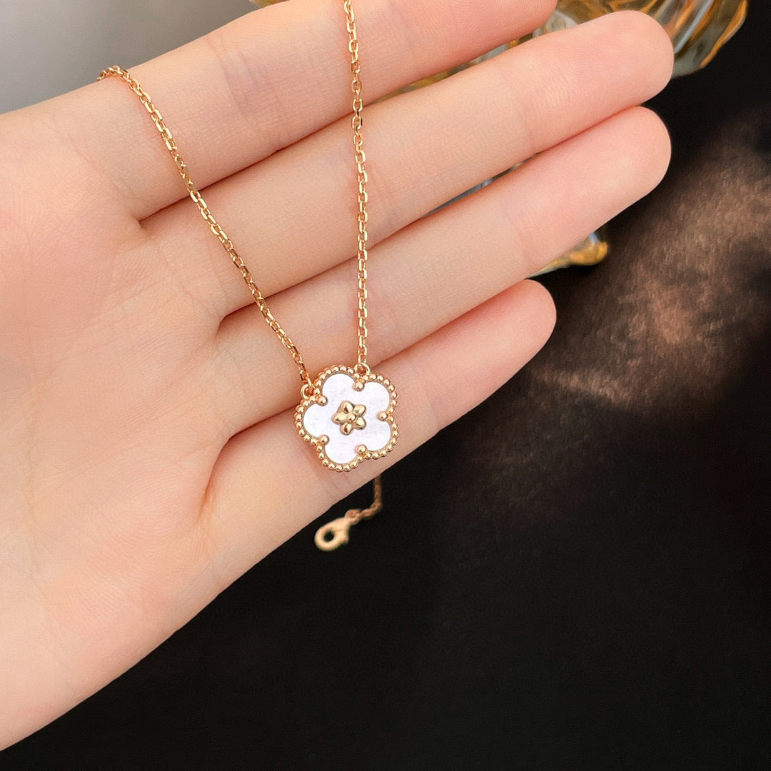 [kincade]WHITE MOP  PLUM BLOSSOM NECKLACE