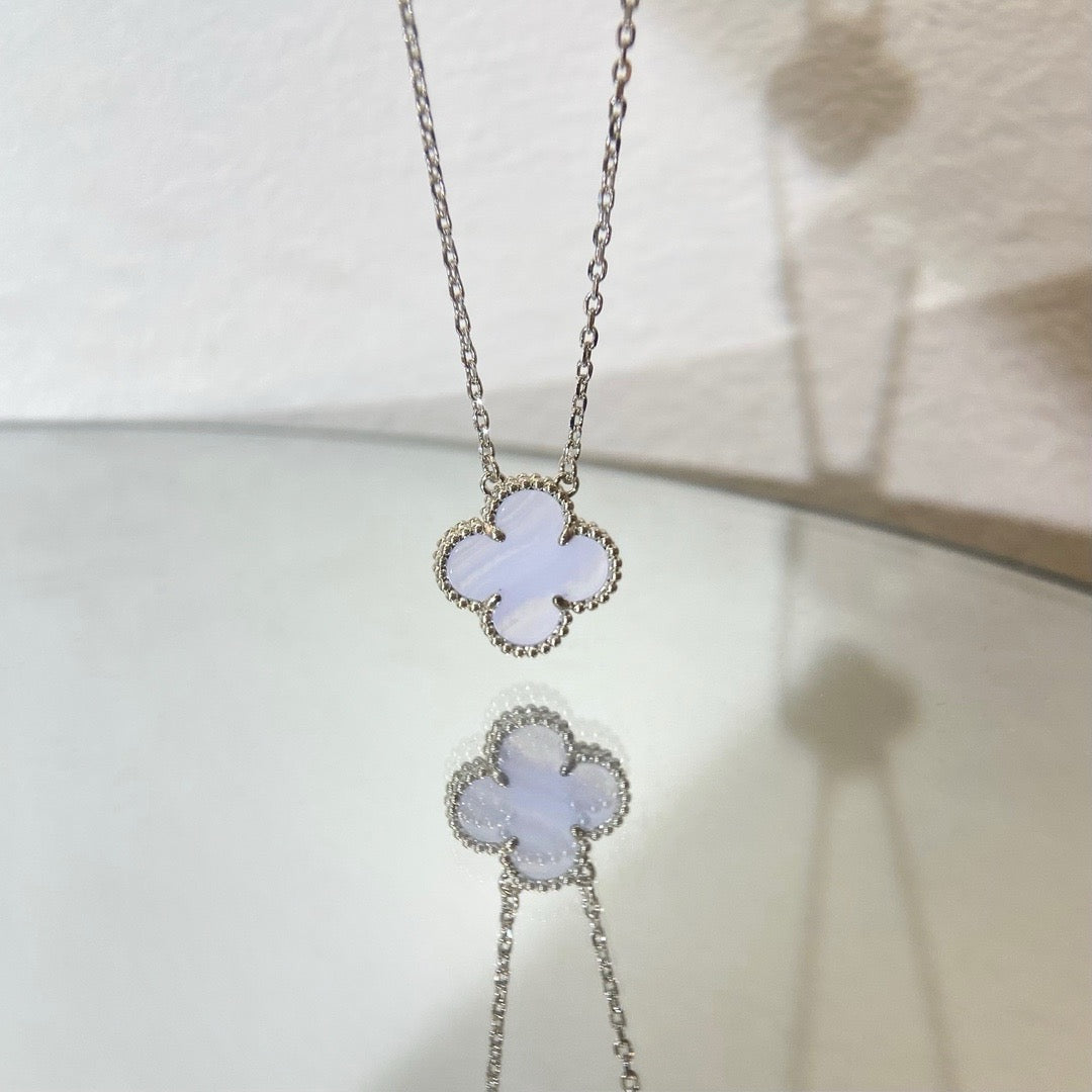 [kincade]CLOVER 15MM BLUE CHALCEDONY NECKLACE SILVER