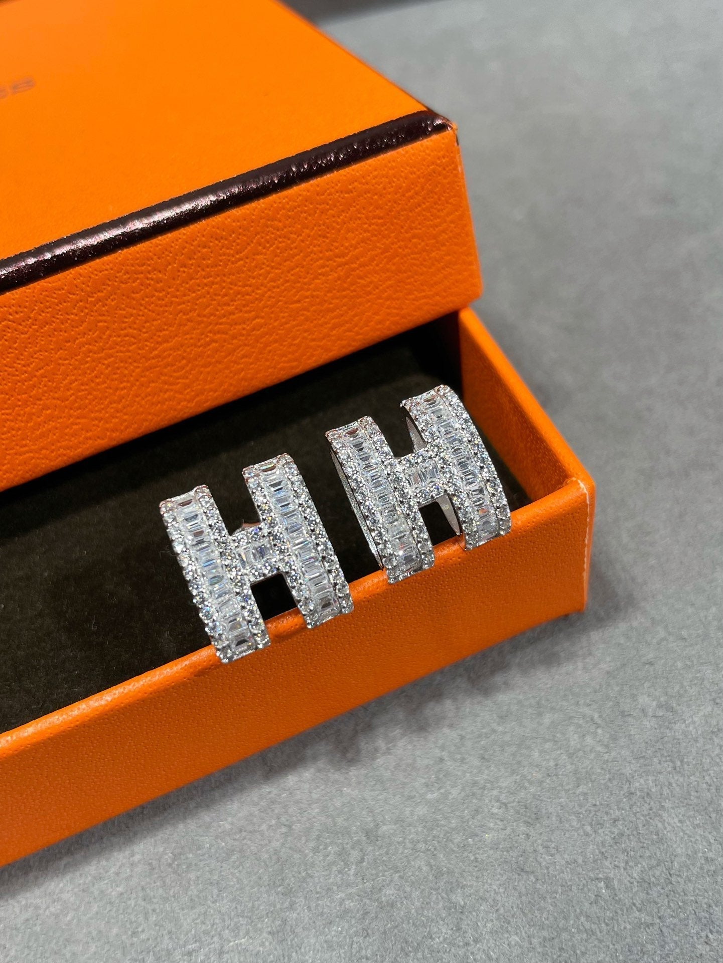 [kincade]H STUD EARRINGS WITH SILVER DIAMONDS