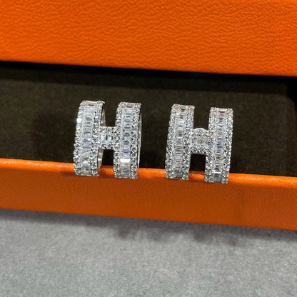 [kincade]H STUD EARRINGS WITH SILVER DIAMONDS