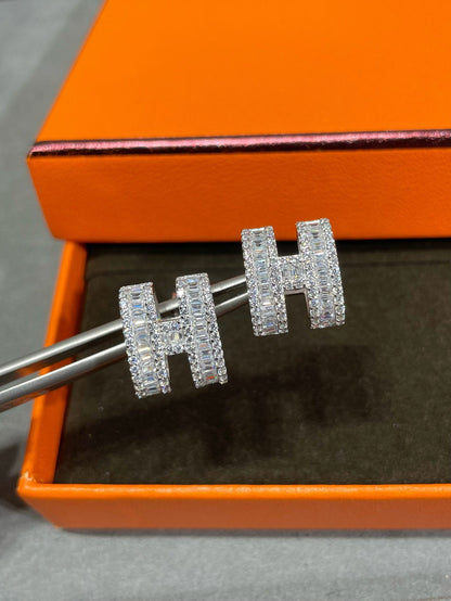 [kincade]H STUD EARRINGS WITH SILVER DIAMONDS