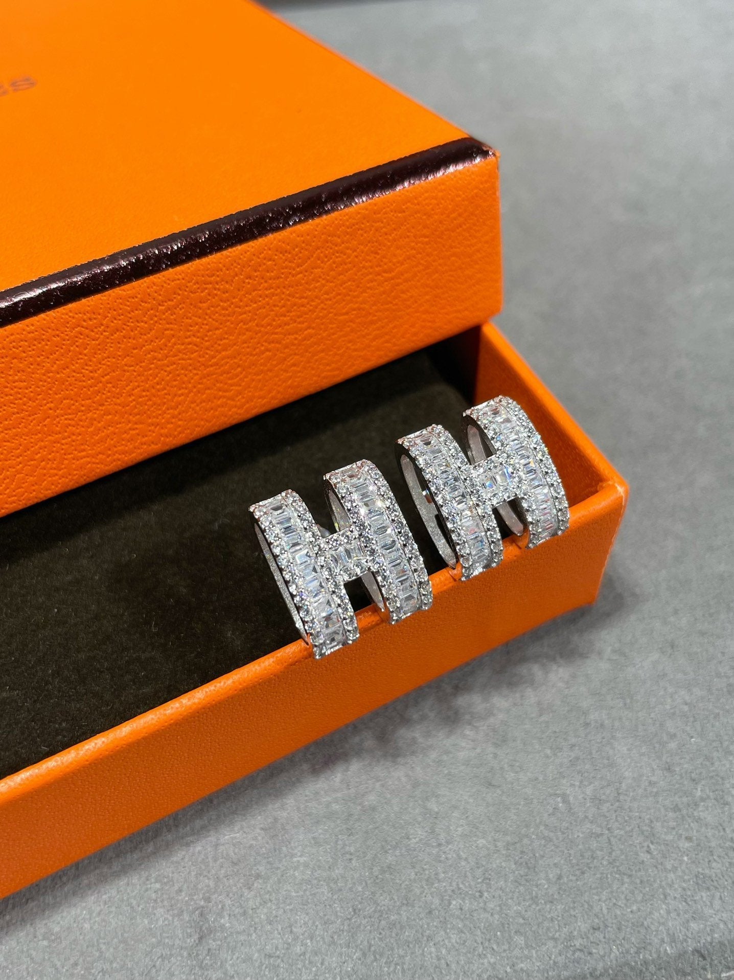 [kincade]H STUD EARRINGS WITH SILVER DIAMONDS