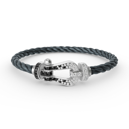 [kincade]FORCE GROSSES HUFEISENARMBAND IN SCHWARZ UND WEISS MIT DIAMANTEN, SILBER